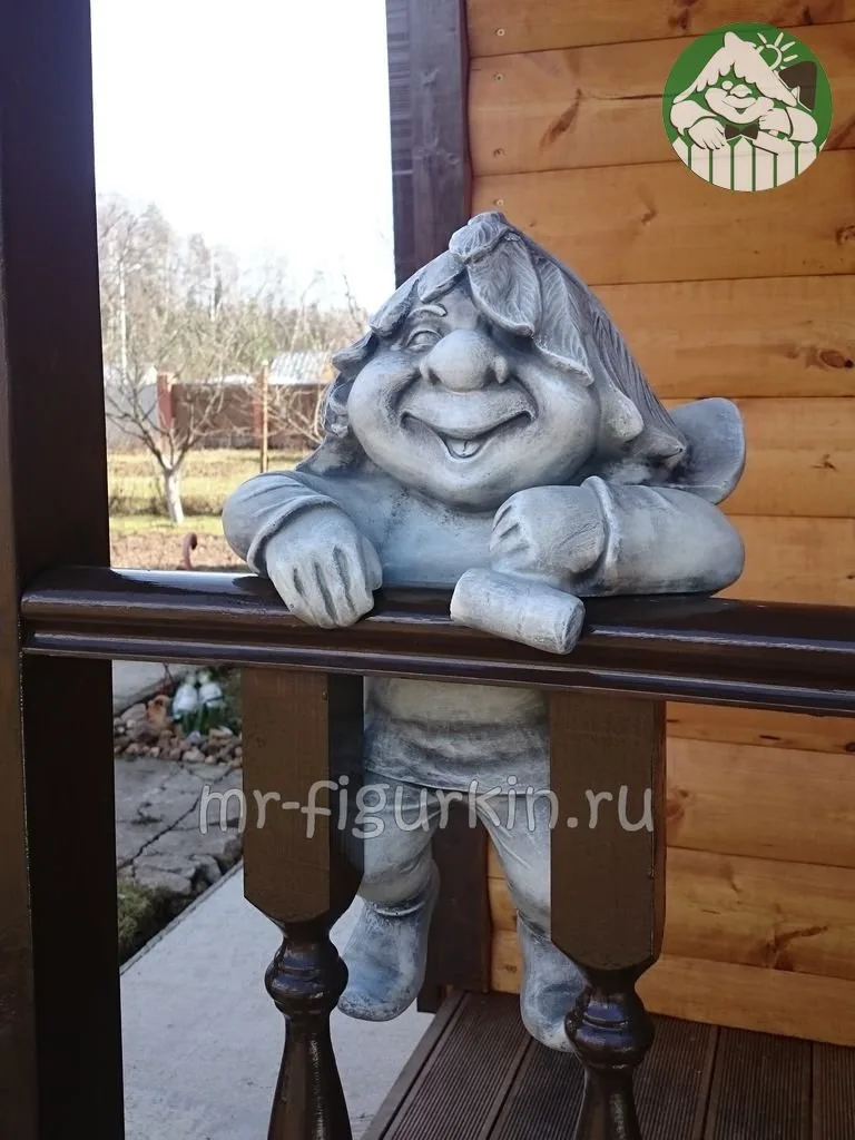 Садовая фигура Тролль - садовник с лопатой H-47 см