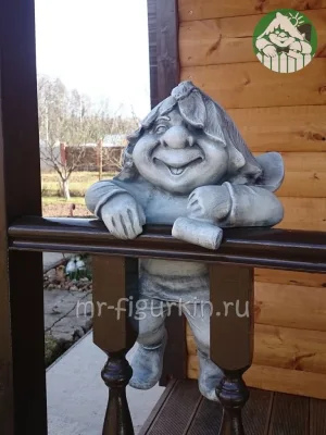 Садовая фигура Тролль - садовник с лопатой H-47 см