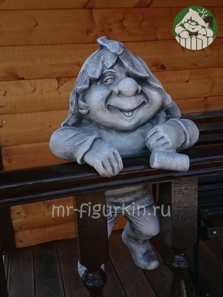 Садовая фигура Тролль - садовник с лопатой H-47 см