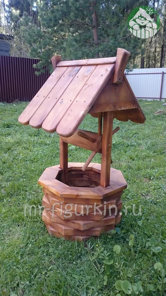 Деревянный декоративный колодец