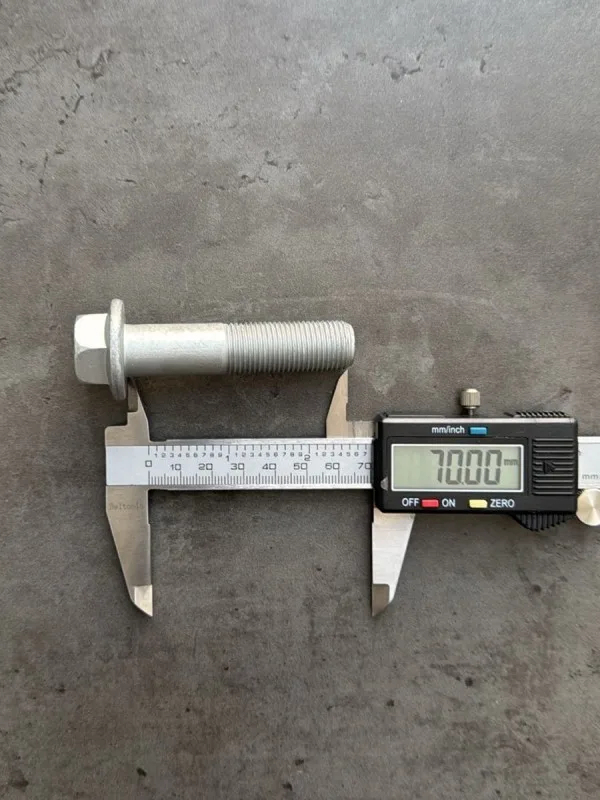 Болт фланцевый М16х70х1,5 8.8 оц. DIN 6921 без насечек
