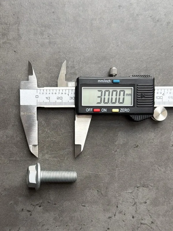 Болт фланцевый М10х30х1,25 8.8 оц. DIN 6921 без насечек