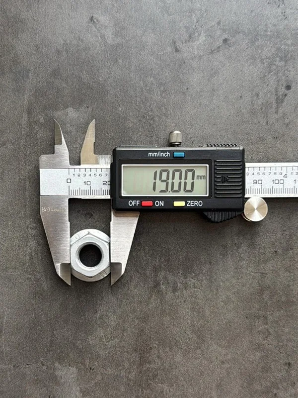 Гайка фланцевая М12х1,25 DIN 6923 КП 10, с насечками, оц.