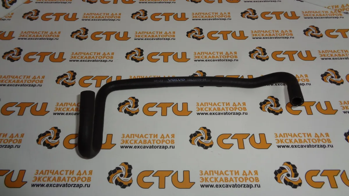 Патрубок VOE15623770 (верхний, от расширительного бачка к радиатору) экскаватора погрузчика Volvo BL61, BL71
