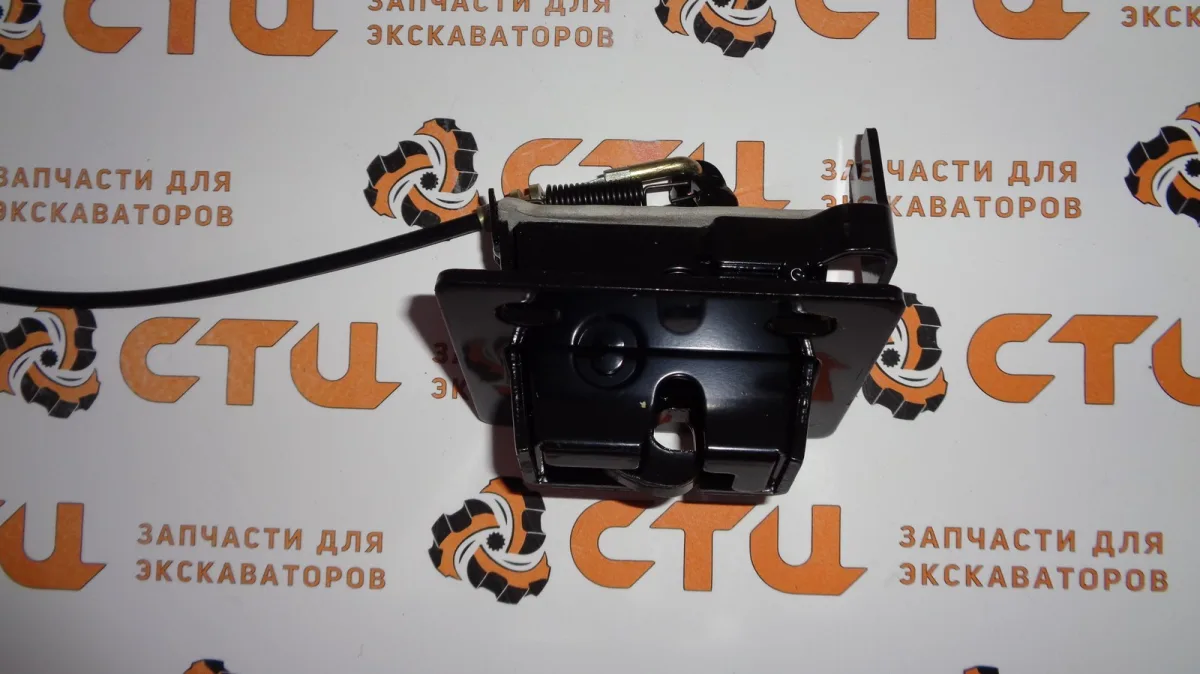 Крепление замка двери (РУЧКА ДВЕРИ ВНУТРЕННЯЯ С ТРОСОМ) LATCH ASSY-BACK 71Q6-02350 экскаватора Hyundai R140W-9S, R180W-9S