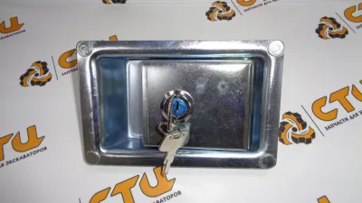 Замок (ручка) двери отсека 74N8-52520 экскаватора Hyundai R140W, R170W, R180W