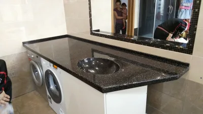 Столешница в ванную с влитой раковиной и бортиком