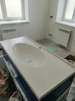 Столешница в ванную комнату с влитой раковиной.