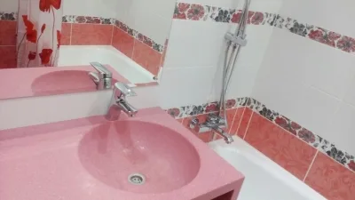 Розовая столешница в ванную комнату