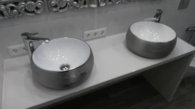 Столешница с накладными раковинами из искусственного камня в ванную