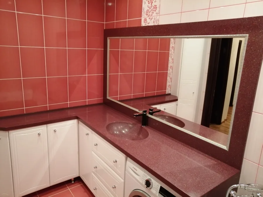 Столешница и зеркало из искусственного камня в ванную комнату.