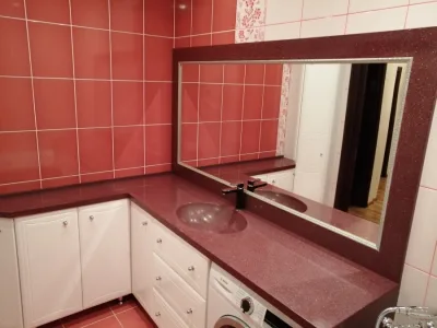 Столешница и зеркало из искусственного камня в ванную комнату.