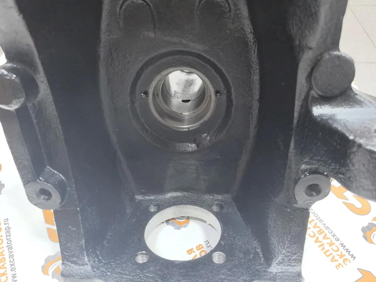 Кулак поворотный 110931-00371 правый  переднего моста экскаватора Doosan DX170W, DX190W
