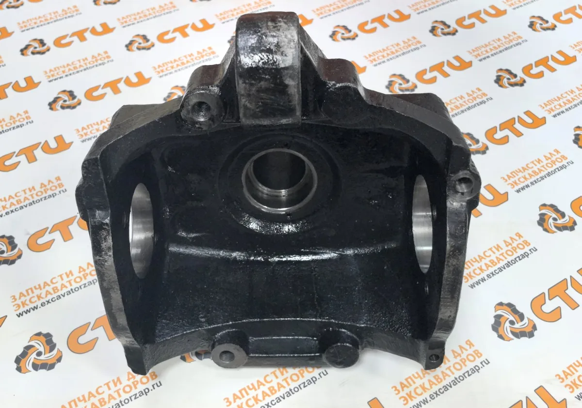Кулак поворотный 110931-00370 левый переднего моста экскаватора Doosan DX170W, DX190W