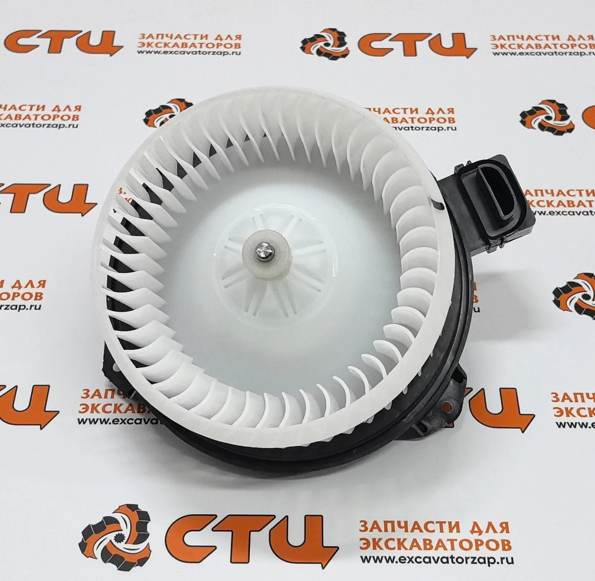 Мотор отопителя XB00001057 экскаватора Hitachi ZH200-A, ZH200LC-A, ZW250-5B, ZX200-5G, ZX200LC-5G, ZX210H-5G, ZX210K-5G, ZX210LCH-5G, ZX210LCK-5G, ZX240-5G, ZX240LC-5G, ZX250H-5G, ZX250K-5G, ZX250LC-5B, ZX250LCH-5G, ZX250LCK-5G