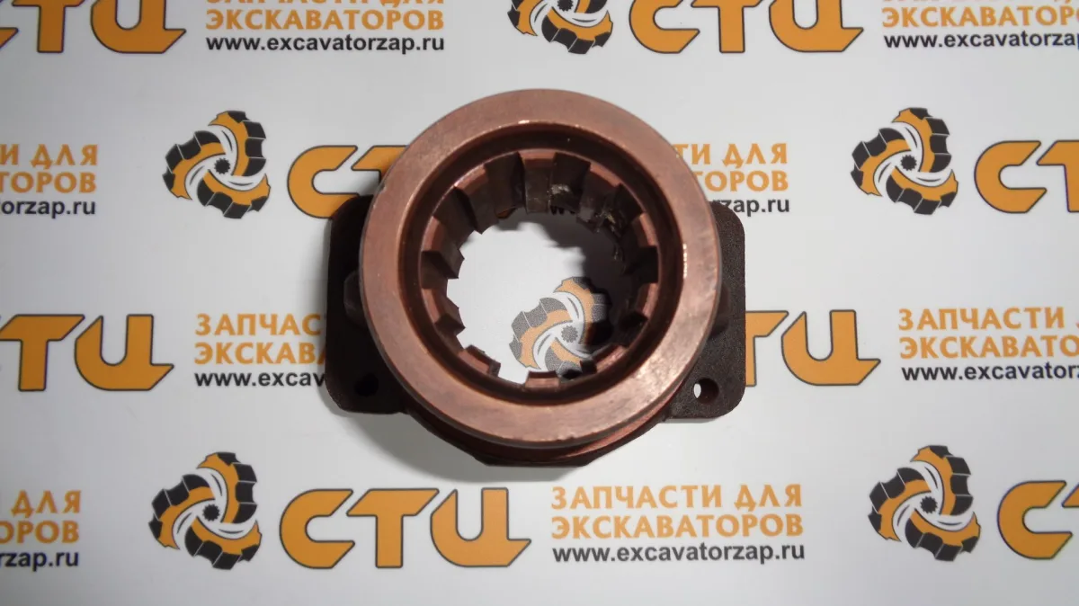 Фланец 83949810 хвостовик заднего моста КПП (Power Shuttle, полуавтомат) экскаватора погрузчика New Holland B110